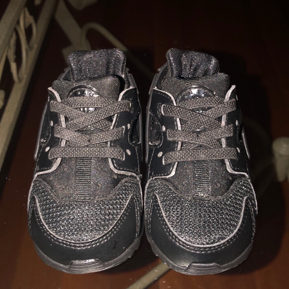 Toddlers Nike Huaraches.